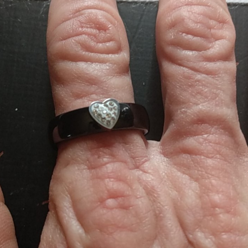 Lokaer Black ceramic heart ring - Picture 3 of 6